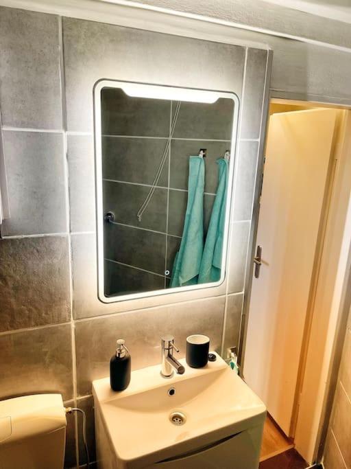 Apartment Naehe Flughafen Dus Düsseldorf Buitenkant foto